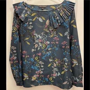 Banana Republic navy floral top. Size XS